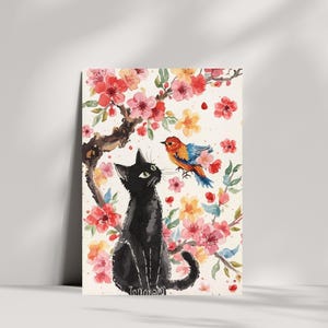 以下が含まれることがあります： 水彩画のアートプリント。黒猫が、咲き誇る枝にとまったカラフルな鳥を見上げています。アートワークは、クリーム色の背景に、ピンク、オレンジ、青の色合いの鮮やかなパレットを特徴としています。プリントは白い表面に表示されています。