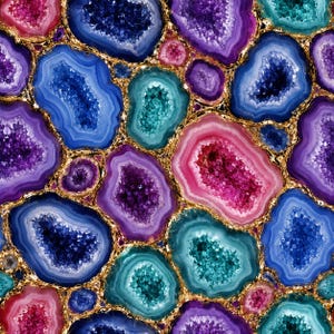 Peut inclure: Un motif répétitif de tranches de pierres d'agate dans des tons vifs de bleu, violet, rose et sarcelle. Chaque pierre présente un centre cristallin entouré d'anneaux concentriques, avec de fines veines dorées scintillantes soulignant chaque forme.