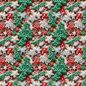 Op de afbeelding: Overzicht van kerstkoekjes. De koekjes zijn versierd met groene, rode en witte glazuur. Vormen zijn onder meer kerstbomen, sterren en zuurstokken. De koekjes zijn dicht bij elkaar geplaatst.