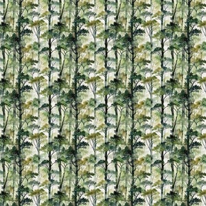 Op de afbeelding: Een herhalend patroon van aquarel bomen in tinten groen en bruin. Het ontwerp toont lange, slanke boomstammen met bladerrijke kruinen, waardoor een bosachtige esthetiek ontstaat. De achtergrond is een lichte, neutrale kleur.