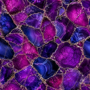 Pode incluir: Um padrão contínuo apresentando um mosaico de segmentos de pedras preciosas fraturadas em tons vibrantes de roxo profundo, magenta e azul royal, com veios finos e complexos de cor dourada entre cada peça de pedra cristalina.