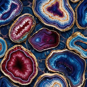 Puede incluir: Un patrón de rodajas de ágata en tonos azules, morados y burdeos, con bordes dorados. Las piedras preciosas están dispuestas sobre un fondo azul oscuro texturizado, creando un diseño. Las rodajas de ágata varían en tamaño y forma.