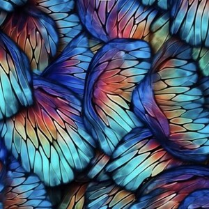 Op de afbeelding: Een gedetailleerde afbeelding van overlappende vlindervleugels, met een patroon van blauw, oranje en paars. De vleugels hebben ingewikkelde aderpatronen, wat een textuureffect creëert. Het ontwerp is een rijk, kleurrijk patroon.