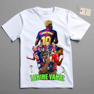 K&ouml;nnte beinhalten: Wei&szlig;es T-Shirt mit einer Grafik des Fu&szlig;ballspielers Lamine Yamal und anderer Spieler. Das Design enth&auml;lt den Namen des Spielers und die Trikotnummer 10. Das Shirt hat einen Rundhalsausschnitt und kurze &Auml;rmel.