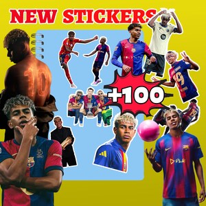 K&ouml;nnte beinhalten: Eine Sammlung von Aufklebern mit einem Fu&szlig;ballspieler in verschiedenen Posen und Uniformen. Die Aufkleber sind auf einem hellblauen Hintergrund angeordnet, mit dem Text "NEW STICKERS" oben. Eine rote Grafik zeigt "+100".
