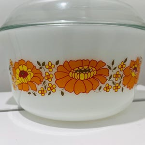 1970s Sunflower Vintage Pyrex Casserole Dish with Clear Lid - good vintage condition