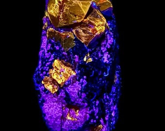 パキスタンのスカルドゥ産、2230カラットの美しい赤色ジルコン結晶