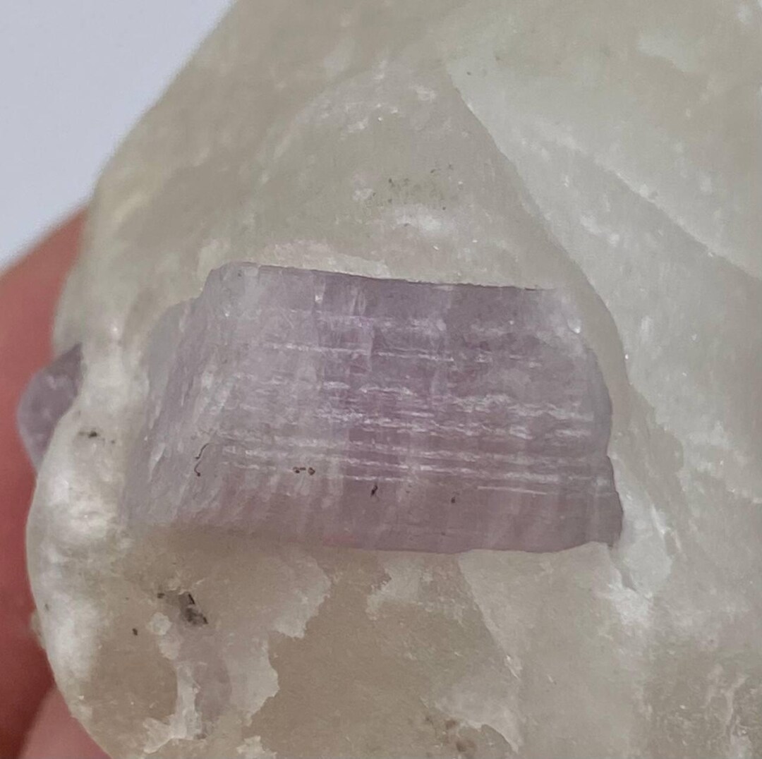 天然蛍光スカポライト結晶（母岩標本、アフガニスタン） - Etsy 日本