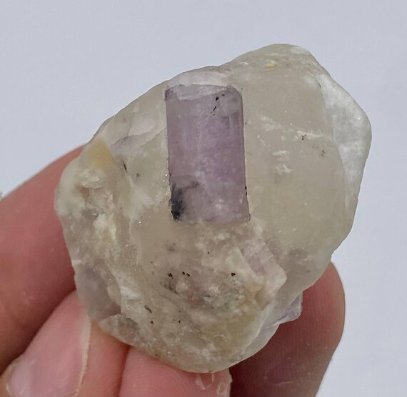 天然蛍光スカポライト結晶（母岩標本、アフガニスタン） - Etsy 日本