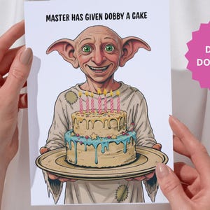 Op de afbeelding: Een wenskaart met een cartoon illustratie van een personage dat een taart vasthoudt met brandende kaarsen. De kaart leest "MASTER HAS GIVEN DOBBY A CAKE" en is gelabeld "Printbaar 12,7x17,8 cm na vouwen en snijden" en "DIGITALE DOWNLOAD".
