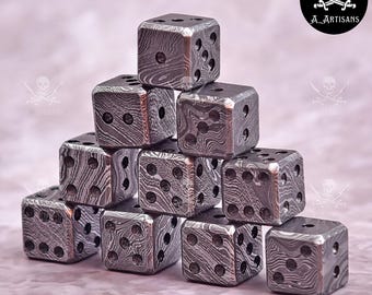 Metalen dobbelstenen met damastpatroon, handgesmede stalen gamingkubussen, rustieke ambachtelijke dobbelstenen voor RPG en DnD, uniek gamingaccessoire voor op tafel