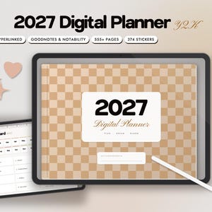 Puede incluir: Una agenda digital 2027 en la pantalla de una tableta con una cubierta de cuadros beige y blancos. El texto dice 2027 Digital Planner, Plan Dream Bloom, e incluye etiquetas de hipervínculos, Goodnotes y Notability, 555+ páginas y 374 pegatinas.