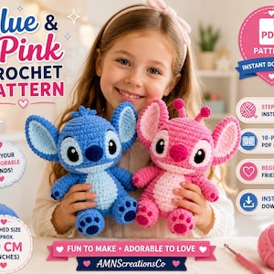 Peut inclure: Un modèle de crochet numérique pour deux créatures en peluche, une bleue et une rose, avec de grandes oreilles et des antennes. Le texte indique Blue & Pink Crochet Pattern, PDF Pattern, Instant Download et Finished Size Approx. 20 cm.