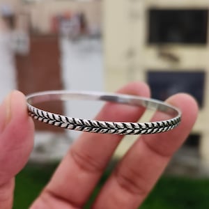 Pulseira com padrão de folhas em prata esterlina 925 | Joias tribais oxidadas feitas à mão | Pulseira minimalista inspirada na natureza para ela