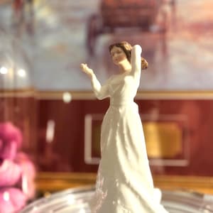 Royal Doulton Figurine HN3393 “Sweet Anne” – Bone China Figurine, Hand-Painted, Made in England, 1992
