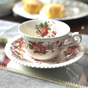 Copeland Spode Teacup & Saucer – “Spodes Tower” Floral Pattern, England – 1920s–1950s – Pink Chrysanthemums, Scalloped Edge, Crazed