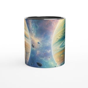 Könnte beinhalten: Ein zylindrischer Keramikbecher mit einem lebendigen Weltraum-Druck. Das Design zeigt wirbelnde Gasriesen in Gold-, Blau- und Orangetönen vor einem tiefen kosmischen Hintergrund, der mit verstreuten Asteroiden und Sternenstaub gefüllt ist.