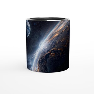 Könnte beinhalten: Eine Keramik-Kaffeetasse mit einer detaillierten Weltraumszene mit Erde und einem fernen Planeten. Das Design zeigt eine lebendige Darstellung der Erdatmosphäre, beleuchtete Stadtlichter und einen Sternenhintergrund. Die Tasse hat einen schwarzen Innenraum und einen silbernen Rand.