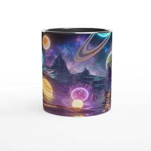 Peut inclure: Un mug cylindrique en céramique orné d'un motif sur le thème de l'espace. Le design représente un paysage extraterrestre rocheux sous un ciel nébuleux violet et bleu, peuplé de plusieurs planètes colorées, dont une avec des anneaux.