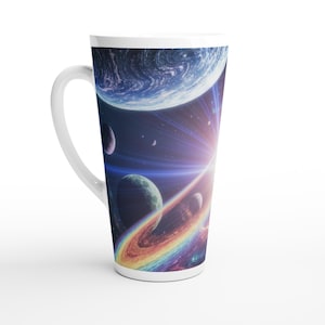 Pode incluir: Uma caneca alta de cerâmica branca para latte com um gráfico vibrante de temática espacial. O design exibe vários planetas, uma estrela brilhante e um anel colorido de arco-íris sobre um fundo cósmico azul escuro e roxo.