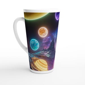 Peut inclure: Un mug à latte en céramique blanche avec une impression spatiale enveloppante. Le motif représente un paysage extraterrestre rocheux sous un ciel sombre rempli de planètes lumineuses dans des tons orange, bleu et violet, avec une nébuleuse.