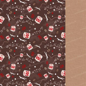 Puede incluir: Una tela estampada marrón con un diseño repetido de tambores rojos, baquetas, notas musicales y puntos blancos. El diseño está sobre un fondo texturizado. Una tela marrón lisa está en el lado derecho.
