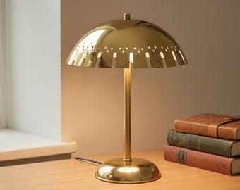 Lámpara de mesa con forma de hongo de latón de mediados de siglo, moderna y con forma de cúpula