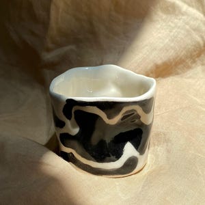 Taza de café de cerámica a rayas hecha a mano: taza de espresso única de gres