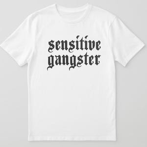 Könnte beinhalten: Weißes T-Shirt mit dem schwarzen Schriftzug "sensitive gangster" in gotischer Schrift. Das T-Shirt hat kurze Ärmel und einen Rundhalsausschnitt. Der Text ist mittig auf der Vorderseite platziert.