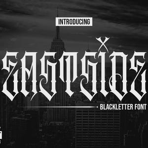 Könnte beinhalten: Schwarz-weiße Grafik mit dem Wort "Eastside" in einer kräftigen, stilisierten Blackletter-Schrift. Der Text "Introducing" steht über dem Wort, und "Blackletter Font" darunter. Der Hintergrund ist ein Graustufenbild einer Stadtlandschaft.