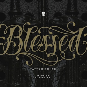 Może przedstawiać: Złota czcionka tatuażu "Blessed" na ciemnym tle. Obraz zawiera tekst "Tattoo Fonts", "Made by Muntab Art" oraz nazwy "ALTRNTV" i "SWASH". Tło ma teksturowany, ozdobny wzór.