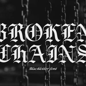 Op de afbeelding: Een zwart-wit afbeelding met de woorden "BROKEN CHAINS" in een opvallend gotisch lettertype. De tekst "Blackletter font" staat eronder. De achtergrond toont vage kettingen.