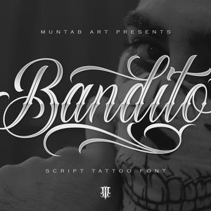 Op de afbeelding: Zwart-wit afbeelding met het woord "Bandito" in elegant script. Het lettertype is een script tattoo lettertype, met de tekst in zilver. De achtergrond is een grijswaardenafbeelding van een gezicht en een schedel.