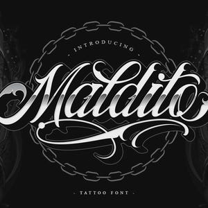 Puede incluir: Diseño gráfico en blanco y negro con la palabra "Maldito" en una fuente ornamentada, con un borde de cadena e imágenes de calaveras. También está presente el texto "INTRODUCING" y "TATTOO FONT".