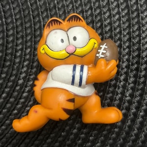 Vintage 1981 Garfield Football Figure – PVC 2.5” Comic Toy – Playing Sports – Collectible Figurine