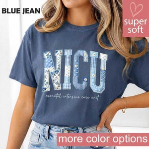 Könnte beinhalten: Blaues Jeans-T-Shirt mit dem Wort "NICU" in einem Patchwork-Design. Die Buchstaben sind in verschiedenen Blautönen mit Blumen- und Vichy-Mustern gehalten. Der Text "neonatal intensive care unit" steht darunter.