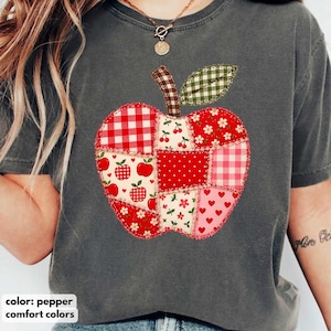 Comfort Colors® Patchwork-Shirt mit Apfelmotiv zum Schulanfang, Lehrer-Schüler-T-Shirt, Retro-Vintage-Coquette-Cottagecore-Blumengrafik-Geschenk