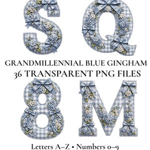 Op de afbeelding: Vier decoratieve letters en cijfers, S, Q, 8 en M, worden getoond. Elk is versierd met blauwe gingham patronen, bloemaccenten en strikken. De afbeelding bevat de tekst "GRANDMILLENNIAL BLUE GINGHAM" en "36 TRANSPARENT PNG FILES".