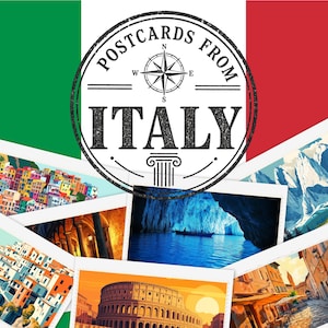 Peut inclure: Une collection de cartes postales rectangulaires présentant des illustrations colorées de paysages italiens, dont le Colisée, des villes côtières et des chaînes de montagnes, disposées sous un tampon noir circulaire POSTCARDS FROM ITALY.