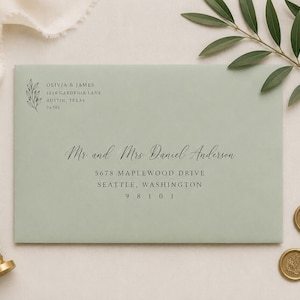 Könnte beinhalten: Ein salbeigrüner Umschlag mit schwarzem Textaufdruck. Die Absenderadresse lautet Olivia & James, 1234 Gardenia Lane, Austin, Texas 78701 mit einer Blattillustration. Die Empfängeradresse lautet Mr. and Mrs. Daniel Anderson, 5678 Maplewood Drive, Seattle, Washington 98101.
