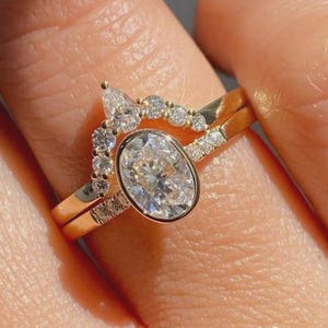 2 CT Oval Cut VS Clarity Lab Zuchtdiamant Ehering Set , Lünette Set 14K Gelbgold Ring mit gebogenem Ehering, modernes Brautring Set