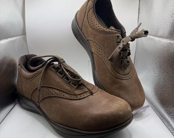 Zapatos SAS Walk Easy para mujer, talla 7W, de piel nobuk marrón, de caña baja y cómodos para caminar.
