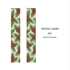 Op de afbeelding: Een digitaal PDF-patroon voor een peyote- of weefgetouwarmband met een herhalend hulstblad- en bessenontwerp in tinten groen, rood en wit. De tekst PEYOTE / LOOM PDF Pattern for Bracelet staat aan de rechterkant van de twee stroken.