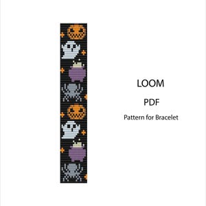 Könnte beinhalten: Ein digitales Webmuster für ein Armband mit einem sich wiederholenden Halloween-Motiv auf schwarzem Hintergrund. Das Design zeigt orangefarbene Kürbisse, weiße Geister, violette Kessel und graue Spinnen mit kleinen orangefarbenen Pluszeichen. Text: LOOM PDF Pattern for Bracelet.