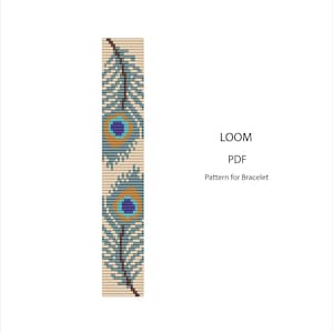 Könnte beinhalten: Ein digitales PDF-Muster für ein Armbanddesign. Das Design zeigt zwei stilisierte Pfauenfedern in Blau-, Türkis- und Goldtönen auf beigem Hintergrund. Der Text "LOOM PDF Pattern for Bracelet" ist ebenfalls enthalten.