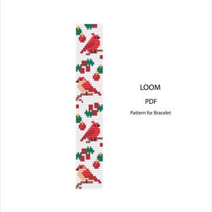 Puede incluir: Un patrón de telar para una pulsera con un diseño repetido de cardenales rojos posados en ramas con hojas verdes y adornos rojos y dorados. También se incluye el texto "LOOM PDF Pattern for Bracelet".