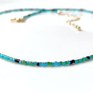Gargantilla de cuentas de semillas Miyuki: turquesa, verde y negro - Collar bohemio delicado