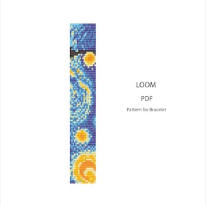 Pode incluir: Um padrão vertical para pulseira, inspirado em "A Noite Estrelada" de Van Gogh, apresenta um mosaico de contas azuis, amarelas e brancas. O design inclui padrões em espiral e estrelas brilhantes. O texto diz "LOOM PDF Pattern for Bracelet."