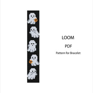 Könnte beinhalten: Ein Webmuster für ein Armband mit einem vertikalen schwarzen Streifen, auf dem fünf verpixelte weiße Geister abgebildet sind, von denen einige orangefarbene Kürbisse halten. Rechts neben dem Design steht der Text LOOM PDF Pattern for Bracelet.