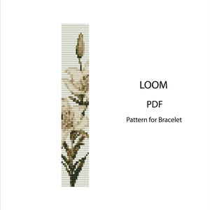 Könnte beinhalten: Ein digitales PDF-Muster für ein Armband mit floralem Design. Das Muster zeigt eine vertikale Anordnung von beigefarbenen Blumen und grünen Blättern auf hellem Hintergrund. Der Text "LOOM PDF Pattern for Bracelet" ist ebenfalls sichtbar.